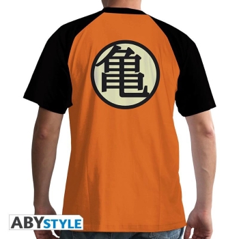 ABYstyle hat ein T-Shirt entwickelt, das vom Kostüm Son Goku am Anfang von Dragon Ball Z inspiriert ist, mit dem Symbol der Tuniken, die von den Schülern des Herrn der Schildkröten getragen wurden.